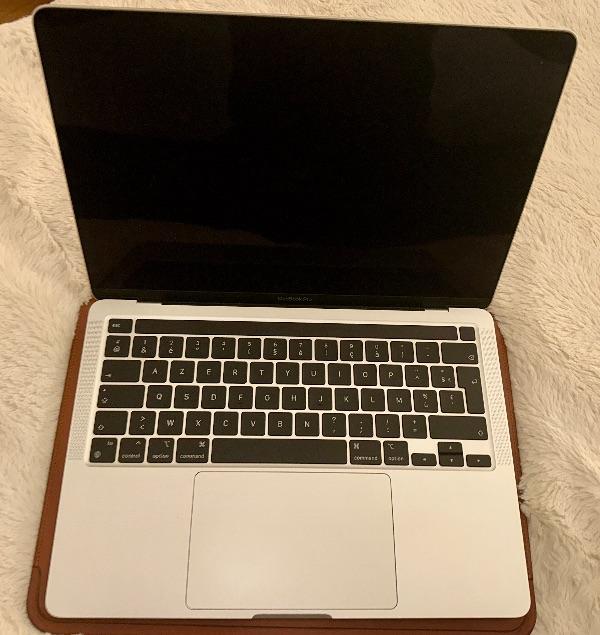 MacBook Pro Touch Bar 256gb M1 Argent + housse en cuir Apple