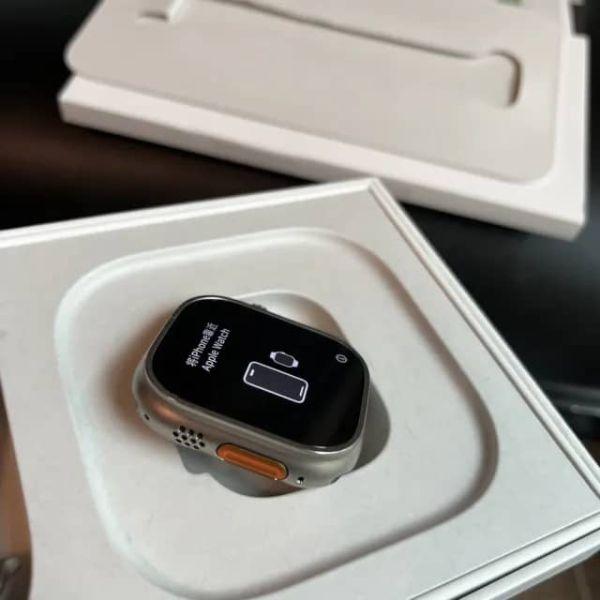 Apple Watch Ultra Boîtier en titane de 49 mm avec boucle alpine verte, moyen (GPS + Cellulaire)