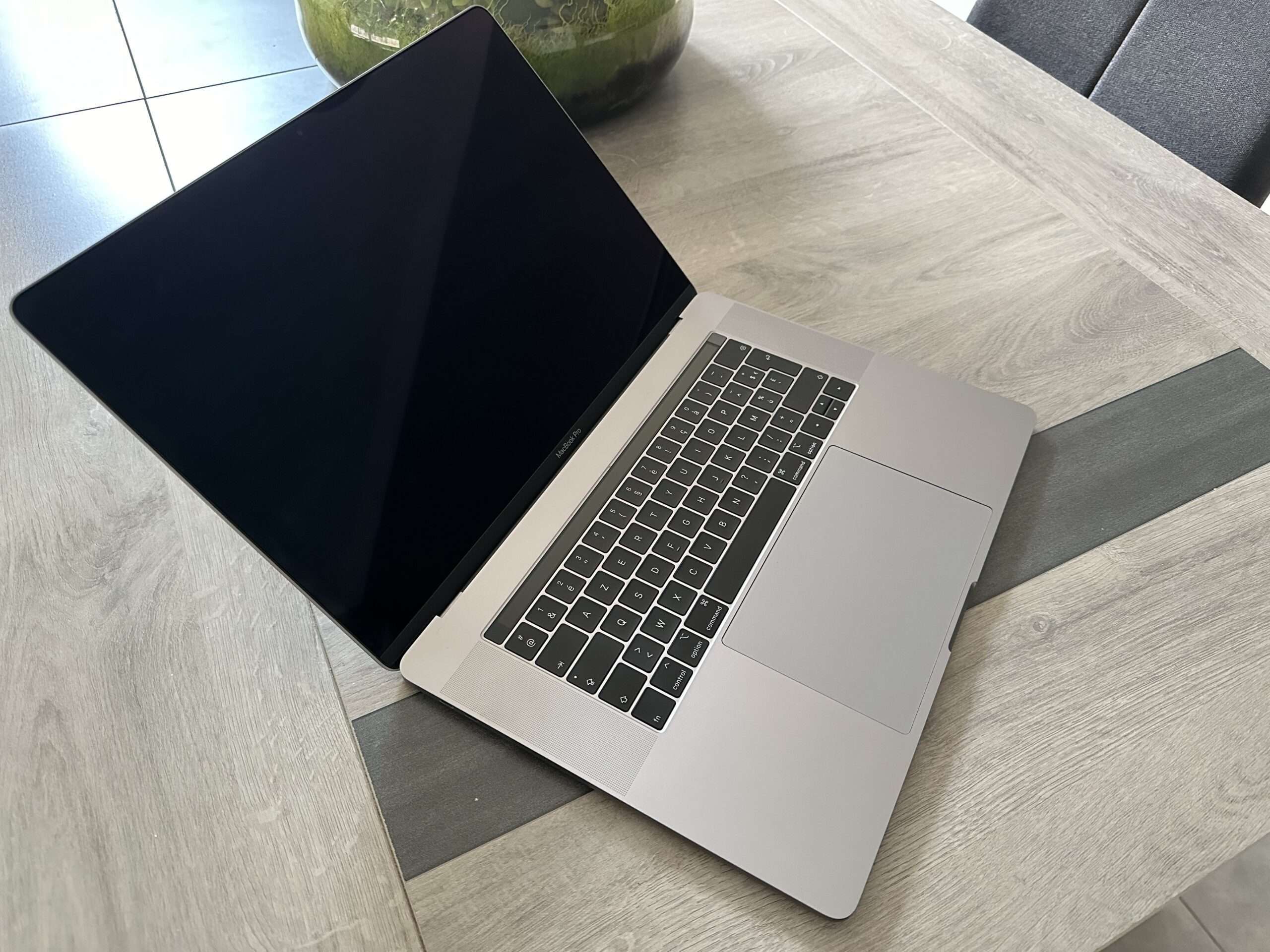 Apple MacBook Pro 15,4'' Retina 2018 (512Go SSD, 16 GB RAM, Intel Core i7) 2,6GGHz