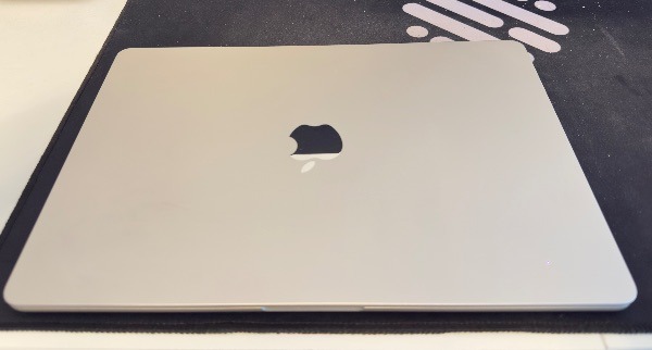 Vends MacBook Air 15 Pouces M3 16/512Go lumière stellaire 